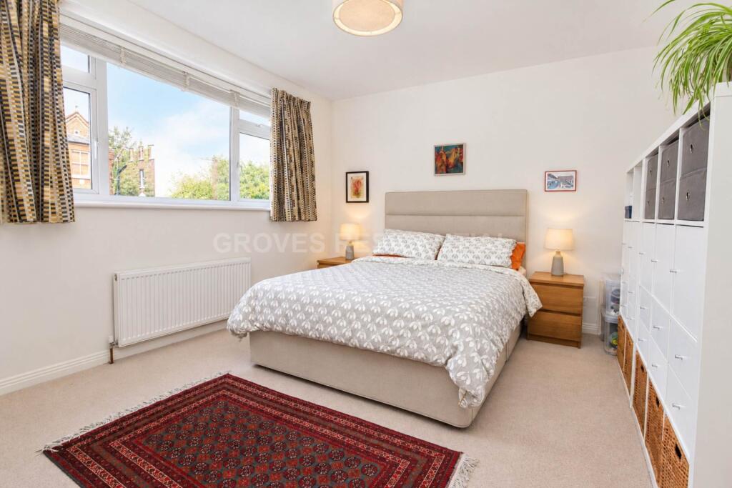 2-bed flat on Lime Grove, New Malden, £375,000