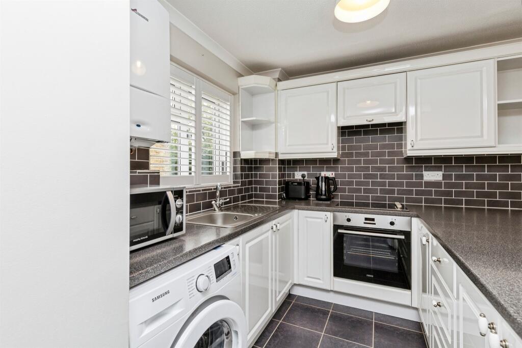 House in Crawley, Broadfield - View 3