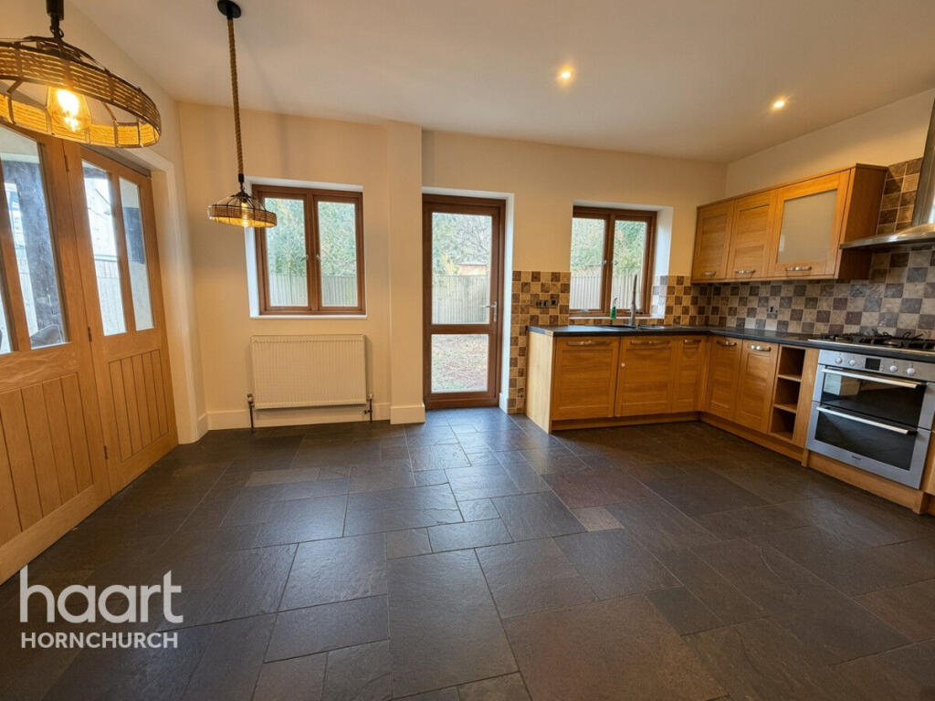 House in Rainham - View 5