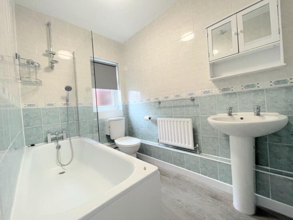Apartment in Ilford - More