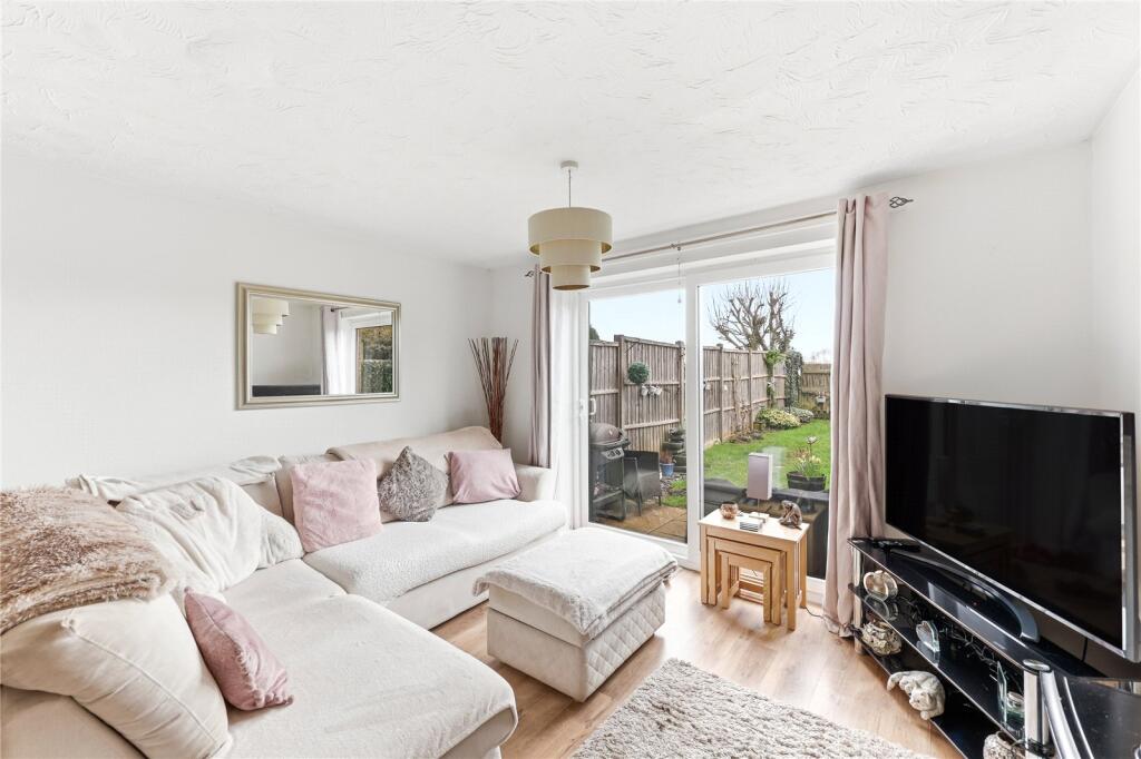 Randall Drive, Toddington, Bedfordshire, LU5 photo 2