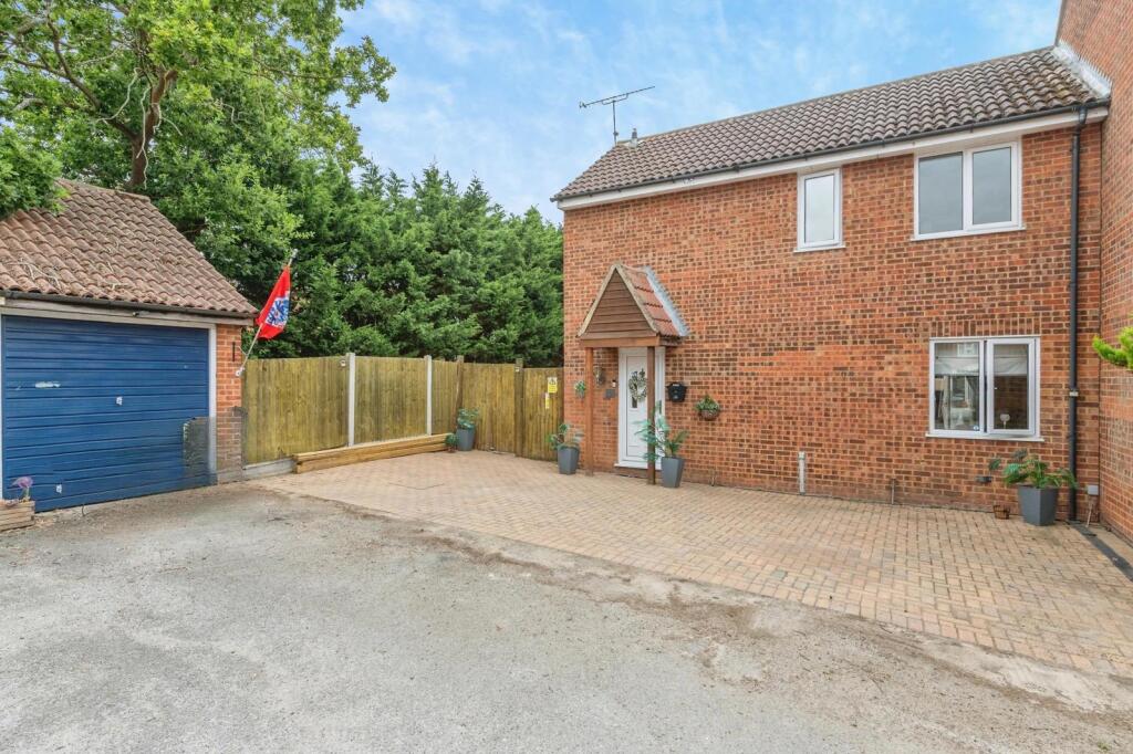 Main image of property: Roding Way, Wickford, SS12