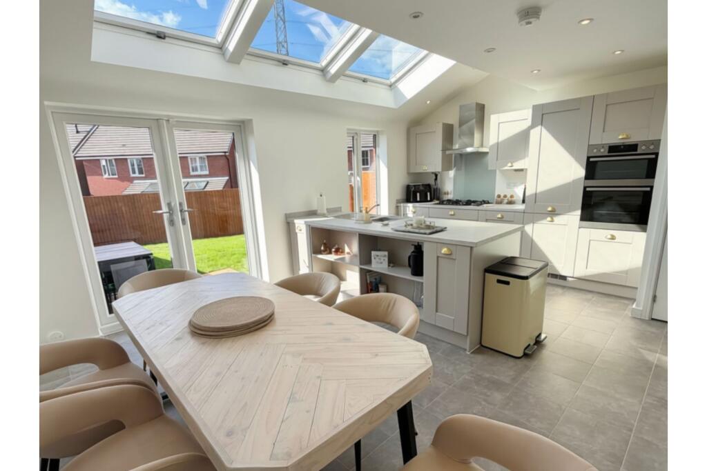 Main image of property: The Parade, West Bromwich, B71