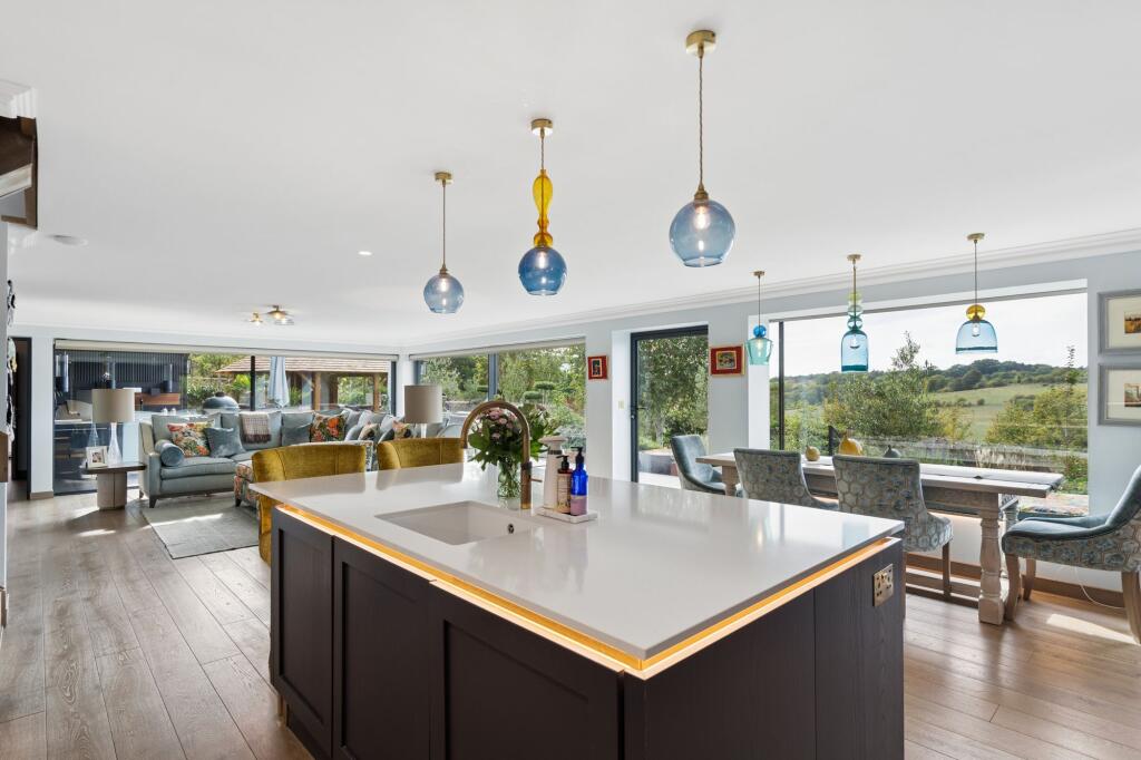House in Forty Green, Holtspur, Beaconsfield - View 2