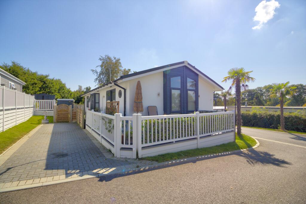 2-bed caravan on Spill Land Country Park, Biddenden, TN27, £165,000