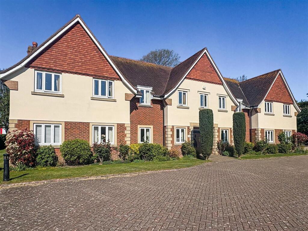 3-bed flat on Cleeves Court, Cleeves Way, Rustington, £295,000