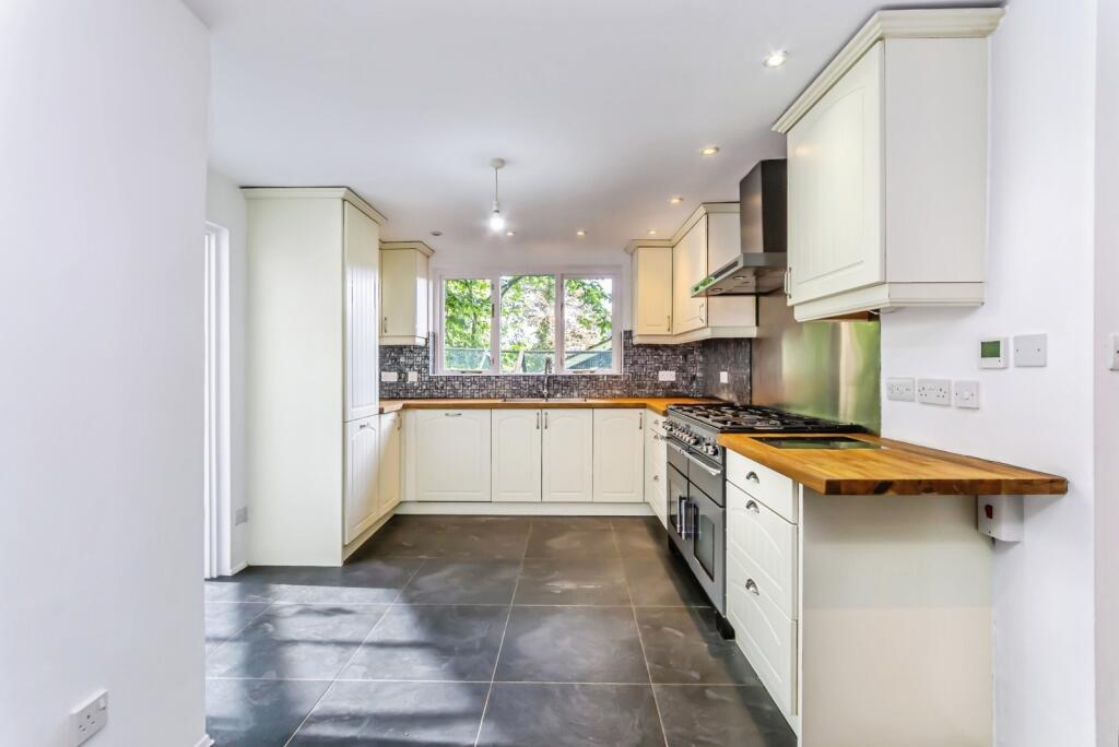 House in Croydon - View 4