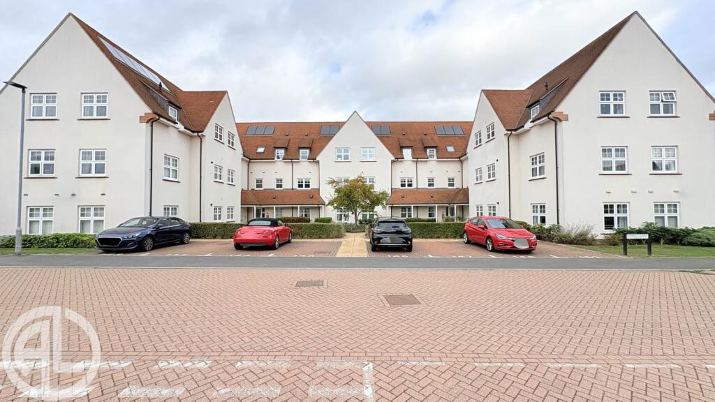 2-bed flat on George Court, Letchworth Garden City, SG6 1GU, £270,000