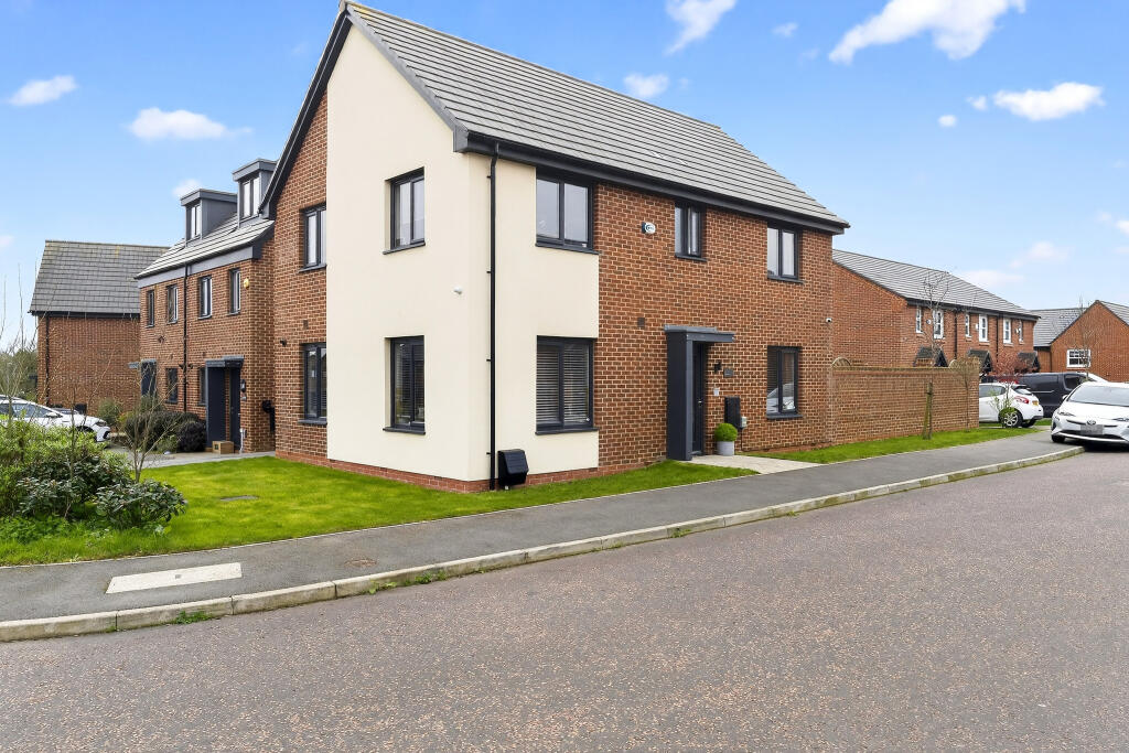 4-bed detached on Weave Close, Manchester, M24, £400,000