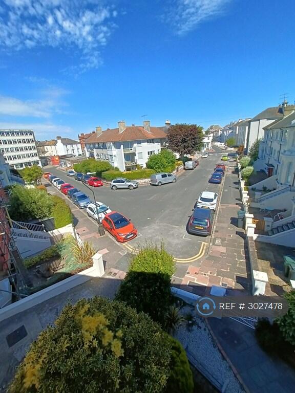 Apartment in Eastbourne, East Sussex - View 3