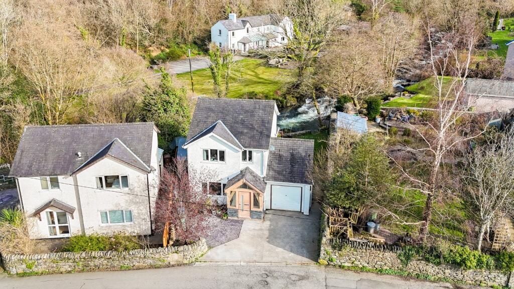 3-bed detached on Swn Y Dwr, Bethesda, Gwynedd, LL57, £300,000