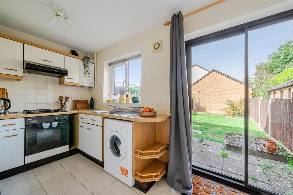 House in Chippenham, Hardenhuish, Cepen Park North - View 5