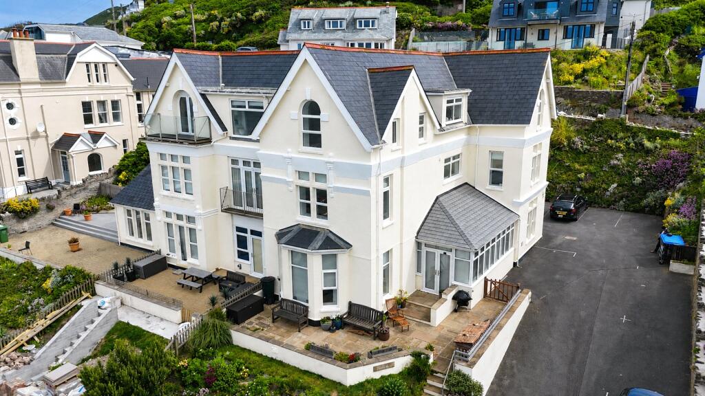 2-bed flat on The Esplanade, Woolacombe, Devon, EX34, £450,000