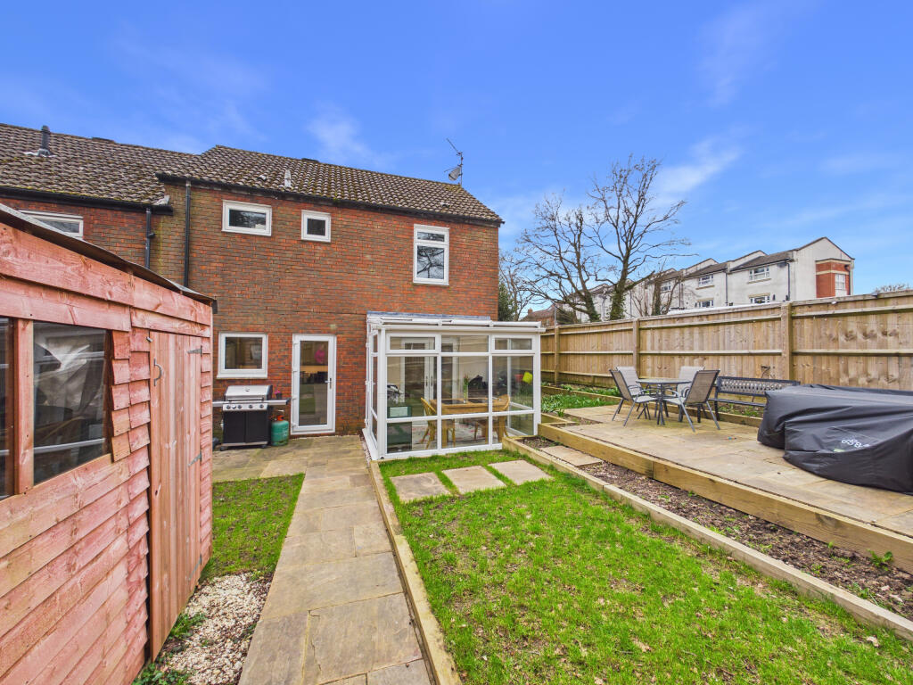 3 Bedroom End Of Terrace House For Sale In Basset Road High Wycombe 