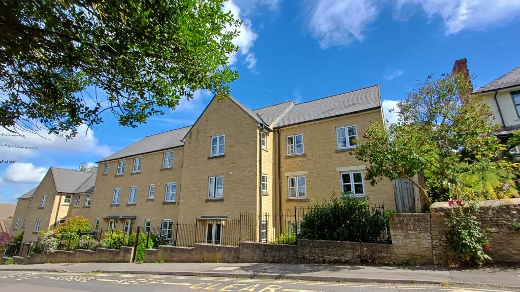 2-bed flat on The Green, Chipping Norton, OX7, £145,000
