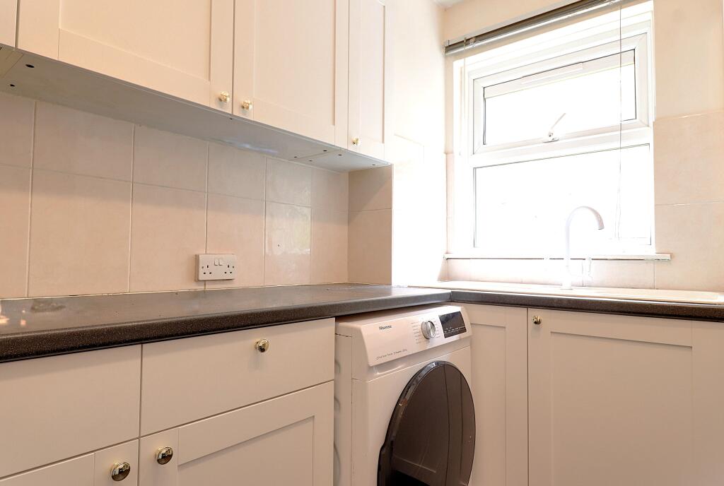 Apartment in Brentwood, Essex - View 4