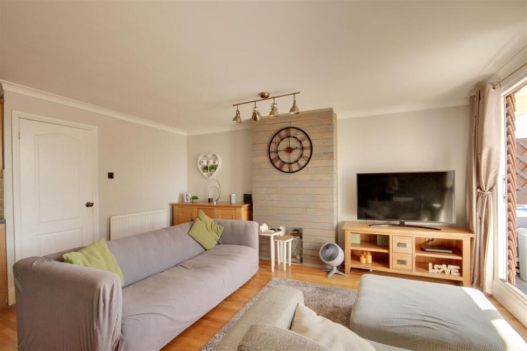 Apartment in Adur, Shoreham Beach, Shoreham-by-Sea - More