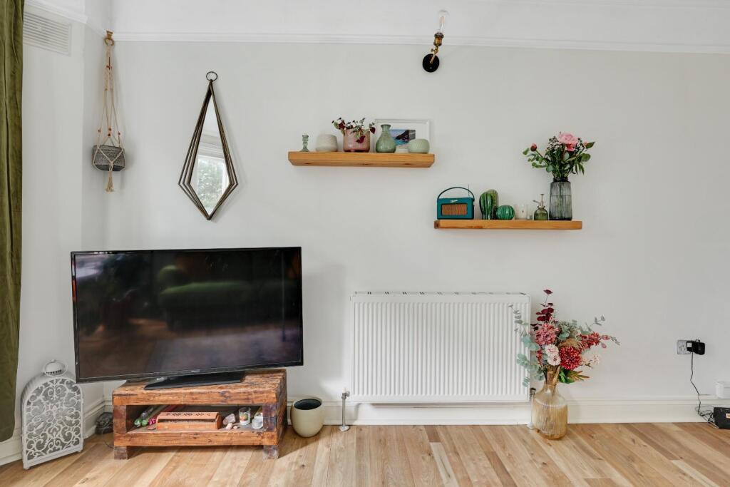Apartment in London, Cobb's Corner, Forest Hill - More