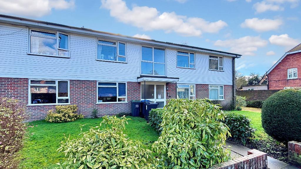 2-bed flat on Addington Village Road, Croydon, CR0 5AQ, £300,000