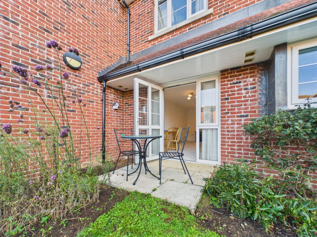 1-bed house on Clarence Court, Horsham, £230,000