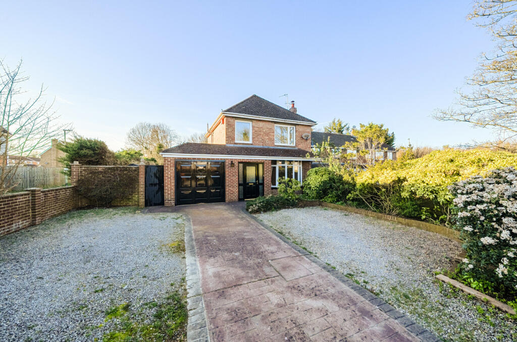 3-bed detached on Highworth Road, Swindon, SN3, £375,000
