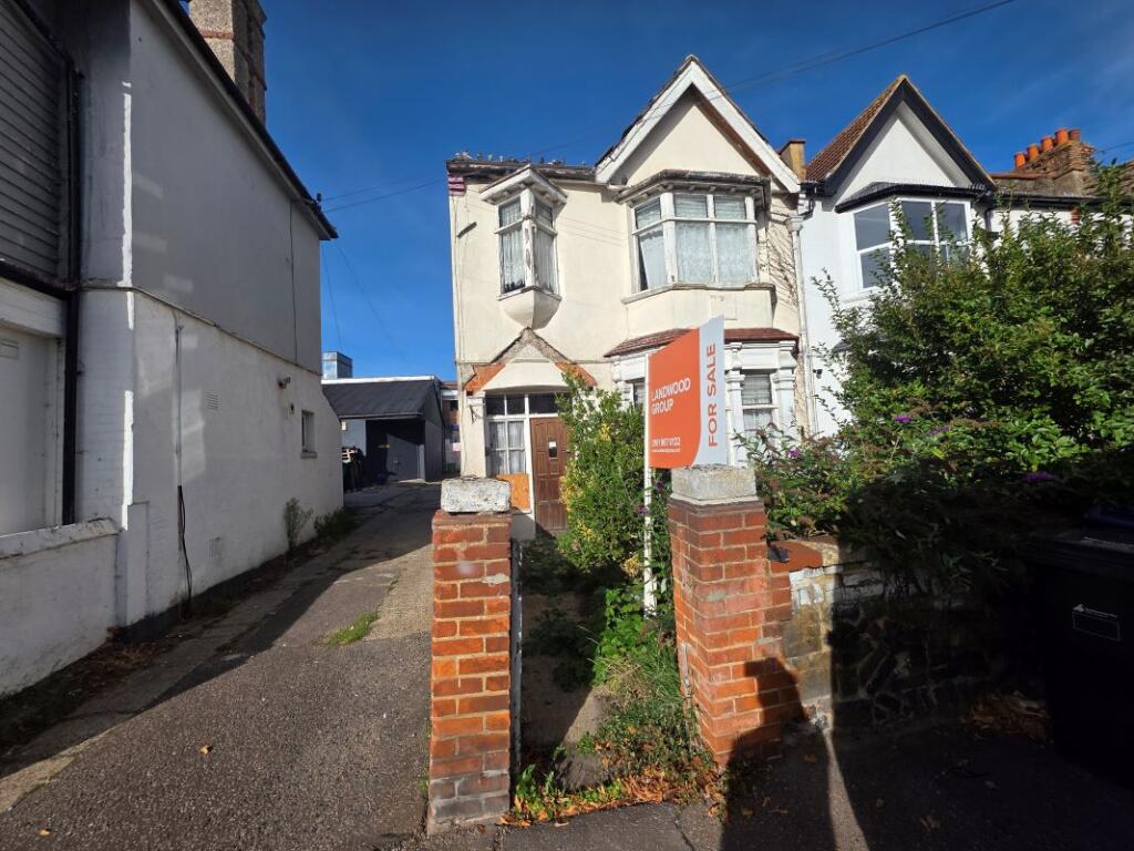 3-bed terraced on 7 Brightwell Avenue, Westcliff-on-Sea, Essex, SS0 9EB, £250,000
