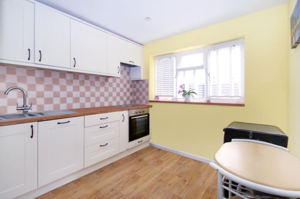 Apartment in Southall - View 4