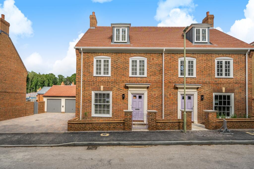 4-bed semi-detached on Mountbatten Park, Hoe Lane, North Baddesley, Hampshire, SO52, £599,950