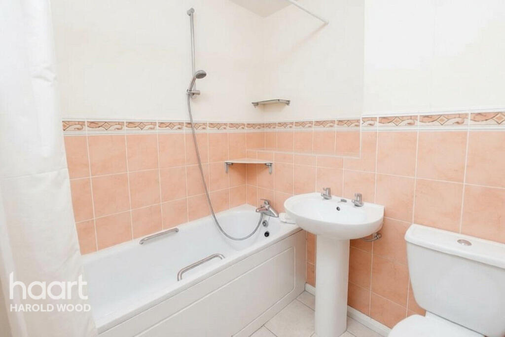 Apartment in London, Harold Wood - View 5