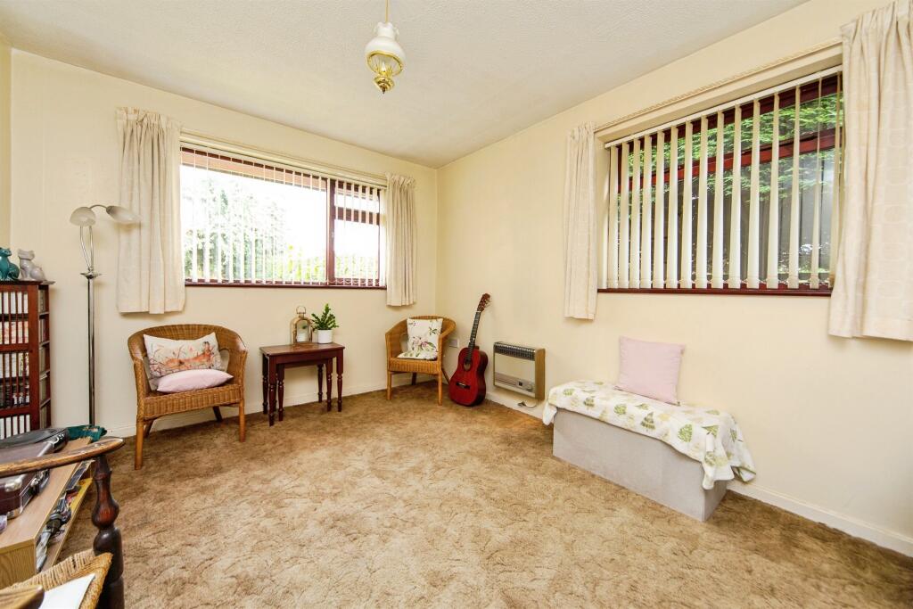 Woodland Road, Whitby, Ellesmere Port - More