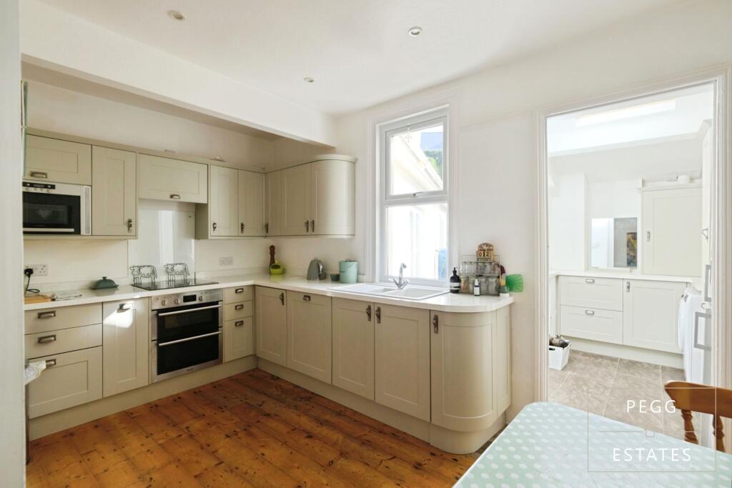 House in Torquay, Torbay - More