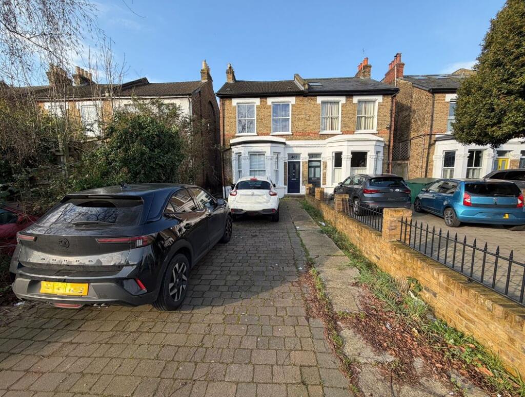 Main image of property: 462 Merton Road, London, SW18 5AE