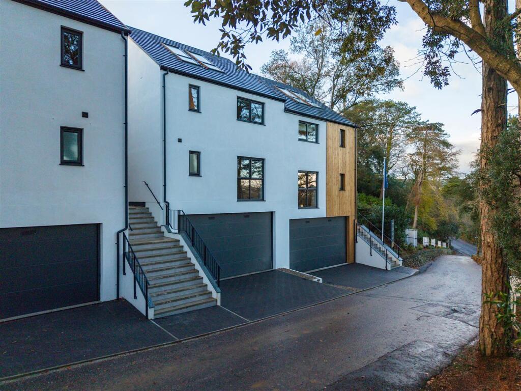 Main image of property: Roselyon Gardens, Par