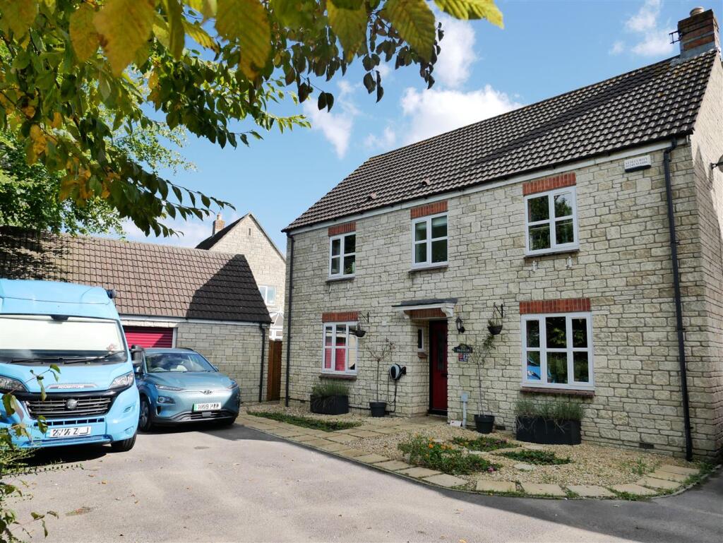 4-bed detached on Poppy Close. Calne, £450,000