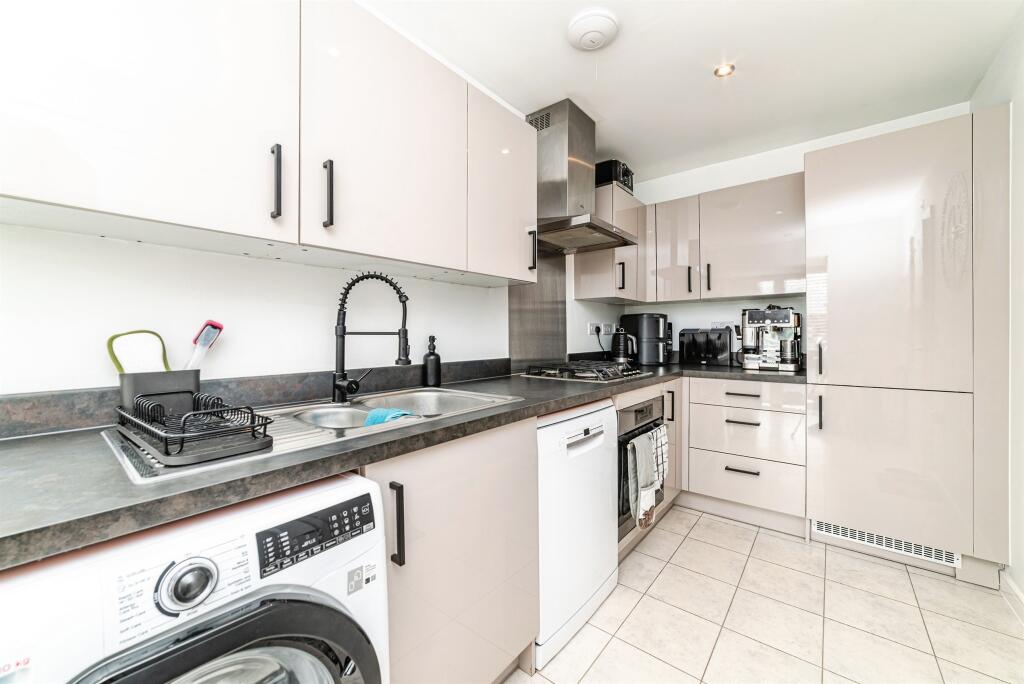 House in Basingstoke and Deane, The Fairways, Kempshott Park - View 3