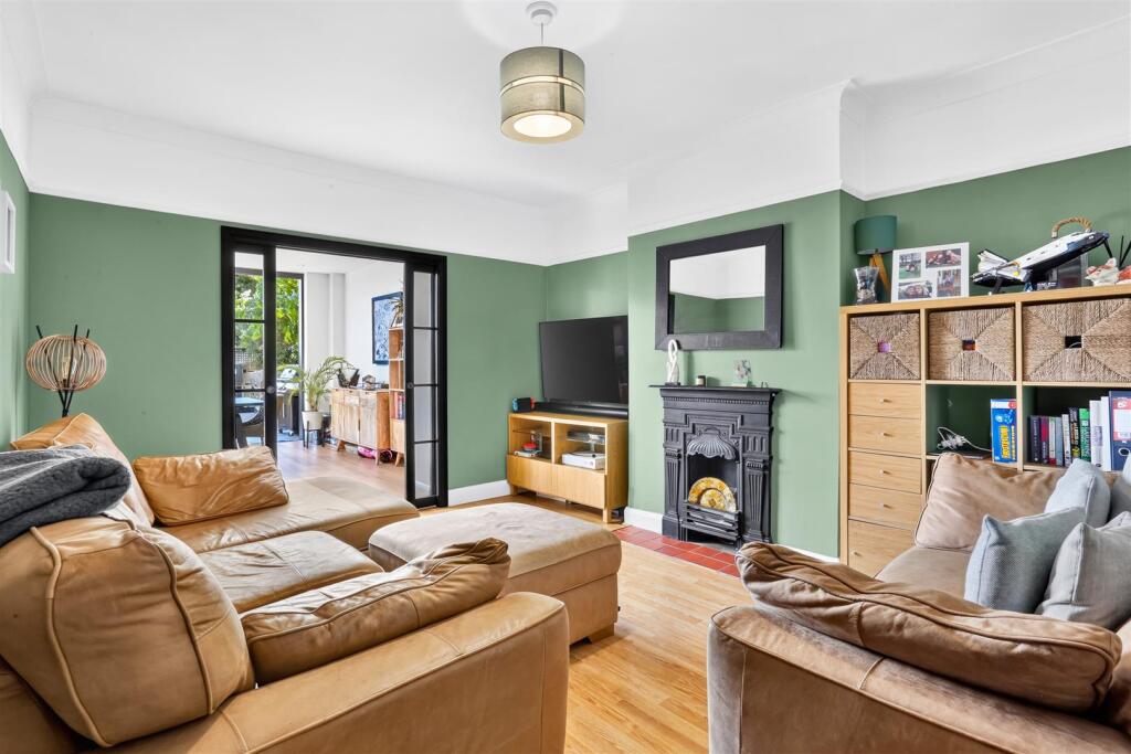 House in Sutton - View 4