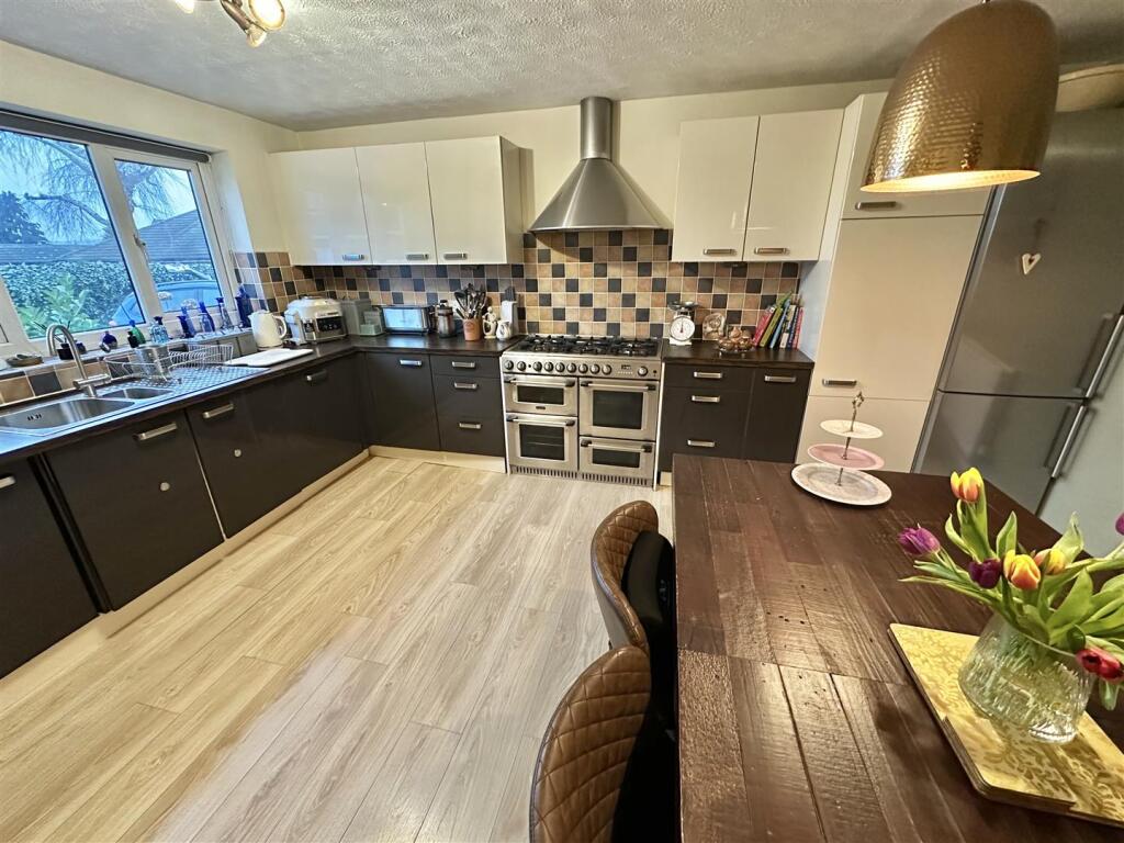 Manor Drive, Mirfield photo 2
