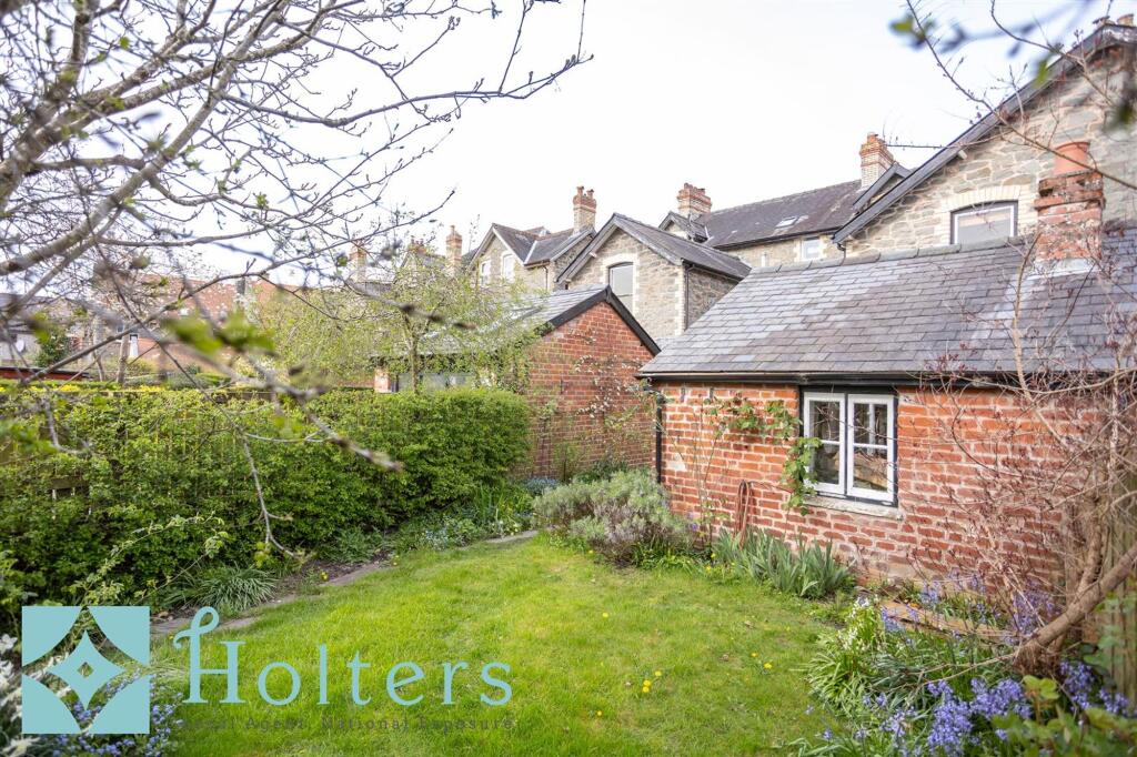 House in Llandrindod Wells - More