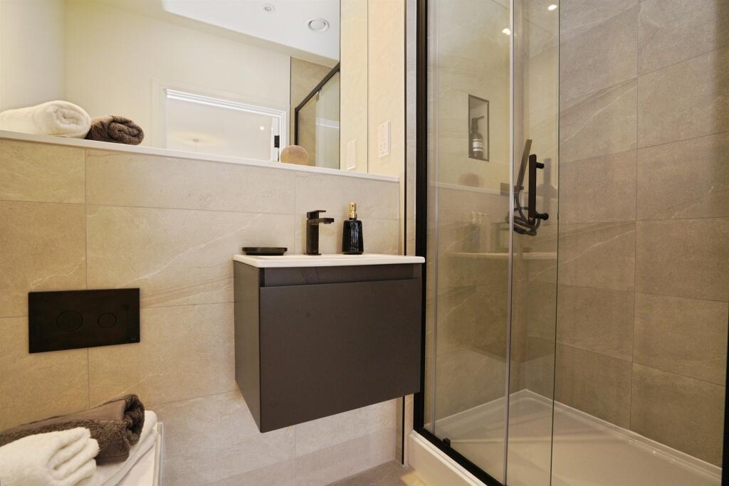 Apartment in St Albans, Fleetville - More