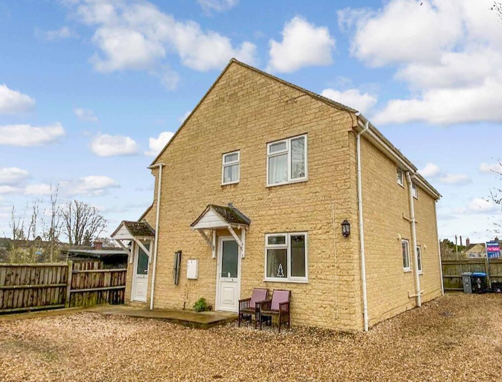 Main image of property: 16a Westfield Road, Witney, Oxfordshire