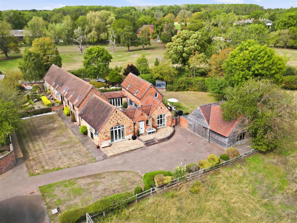 Main image of property: Chadshunt, Warwick