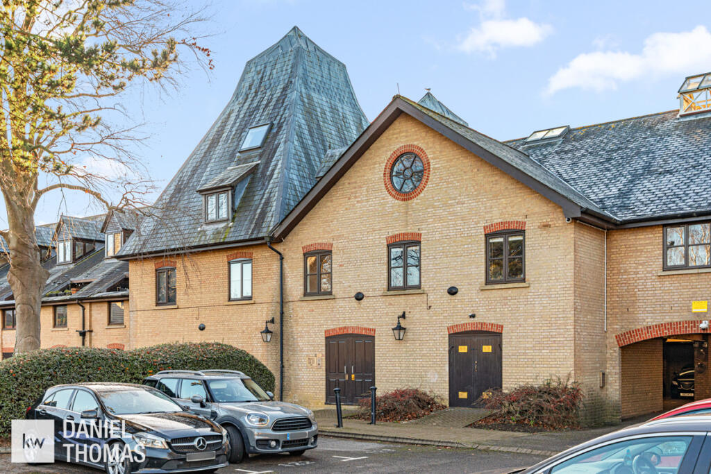 2-bed flat on River Meads, Ware, SG12, £270,000