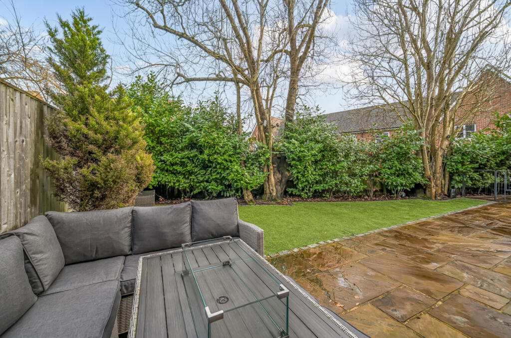 House in Bracknell - More