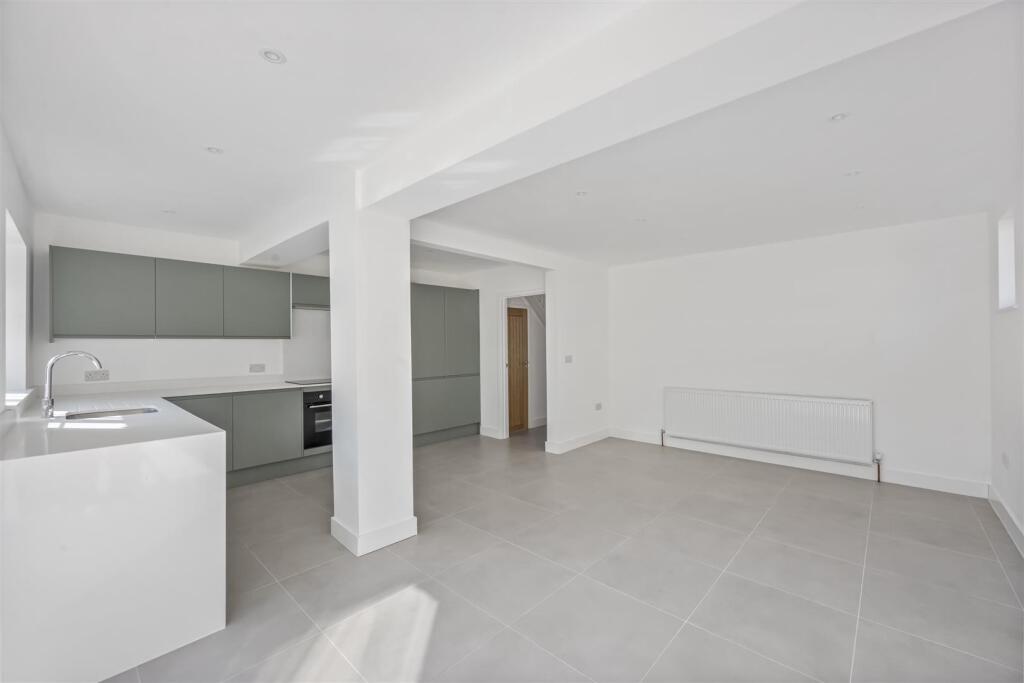 House in Haywards Heath, Southdowns Park - More
