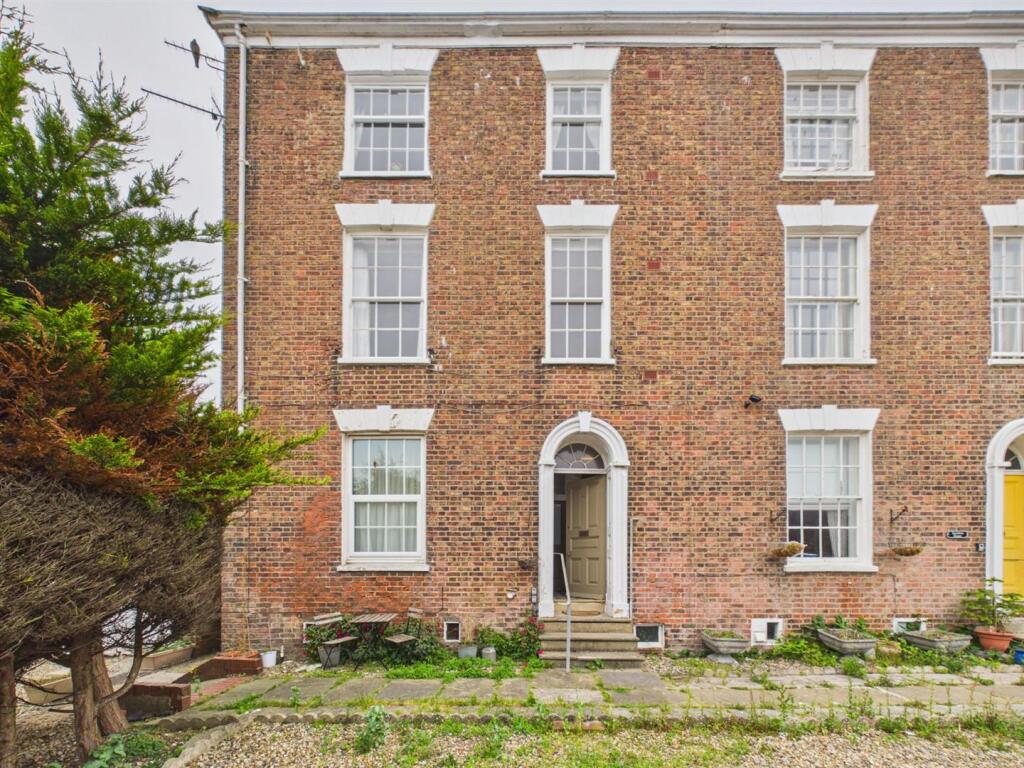 1-bed flat on Tennyson Avenue, Bridlington, £75,000