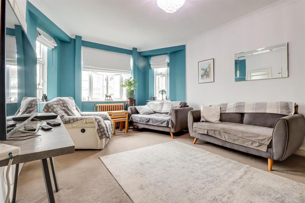 Apartment in Southend-on-Sea - View 4
