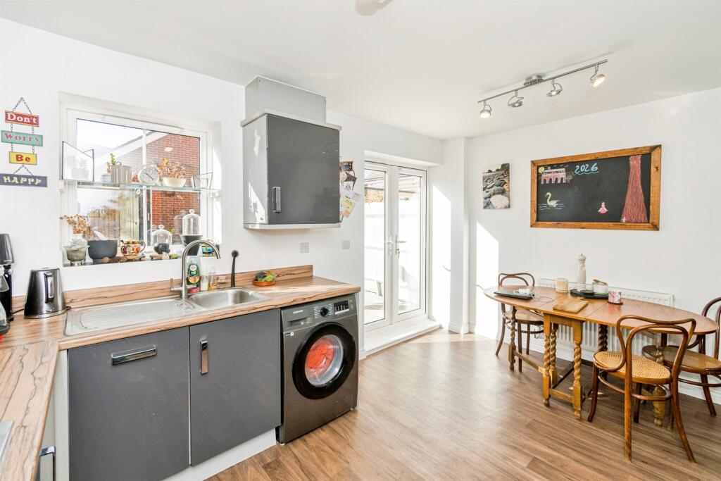 House in Eastleigh, Hedge End - More