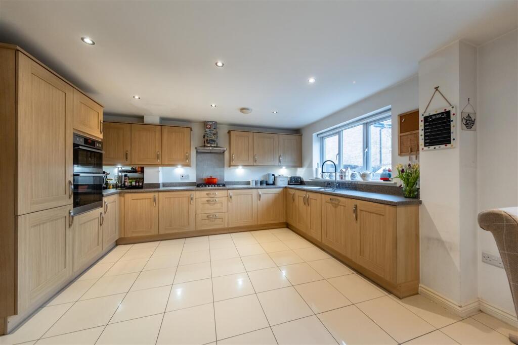 Kensington Crescent, Cuddington, Northwich photo 3