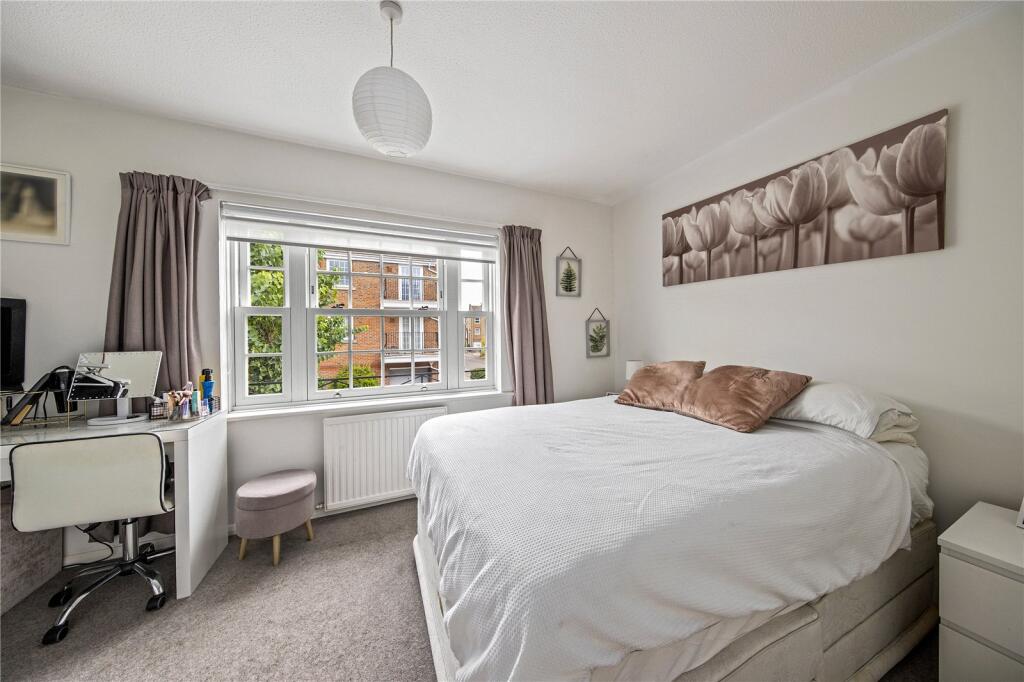 House in Twickenham - More