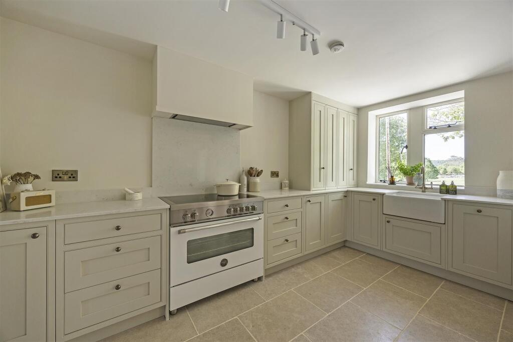 House in Gloucester - View 4